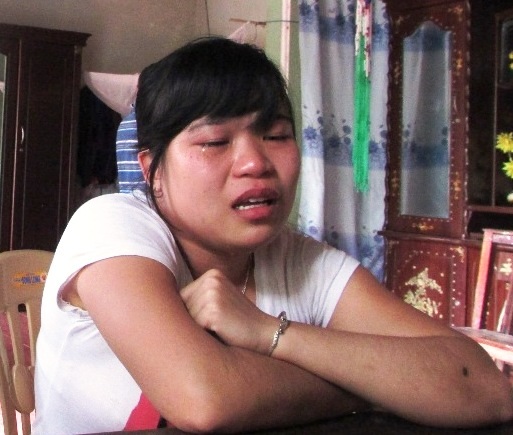 Tâm sự cùng PV, Trang đã khóc nức nở vì cuộc sống vất vả của 3 mẹ con.